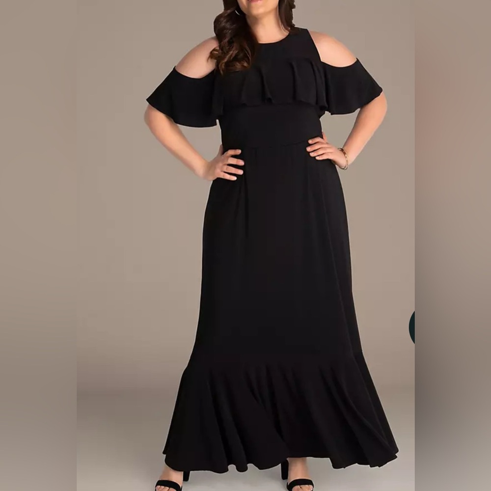 KIYONNA
Floor-Length Cold Shoulder Plus Maxi Dress